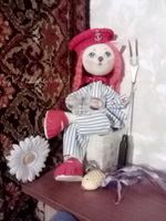 Первый фотопортрет. Оружие — грозная боевая вилка в полный рост; Щит — гадательная ромашка; Голова — капитанская панамка; Тело — арестантская роба; Руки — розовенькие пуговки; Ноги — бахилы стройности; Талисман — кружка-непроливайка; Лучший трофей — вяленая золотая рыбка. Героиня.