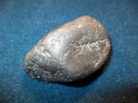 Та же глыба с нерасколотой стороны. Так и выглядит — натуральным булыжником. Трофей, простой.