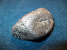 Фото 4. Глыба неочищенного (самородного) мифрила (из частной коллекции героини Кыськи Муськи) с нерасколотой стороны. Так и выглядит – натуральным булыжником.  Шмяка